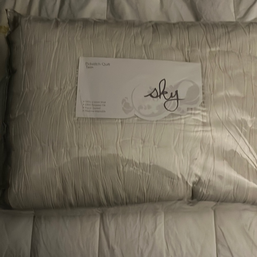 Brand new cream twin comforter